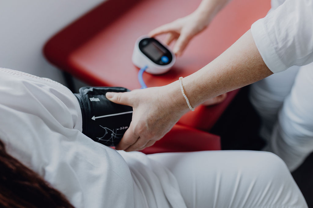 Nahaufnahme einer Blutdruckmessung mit Manschette