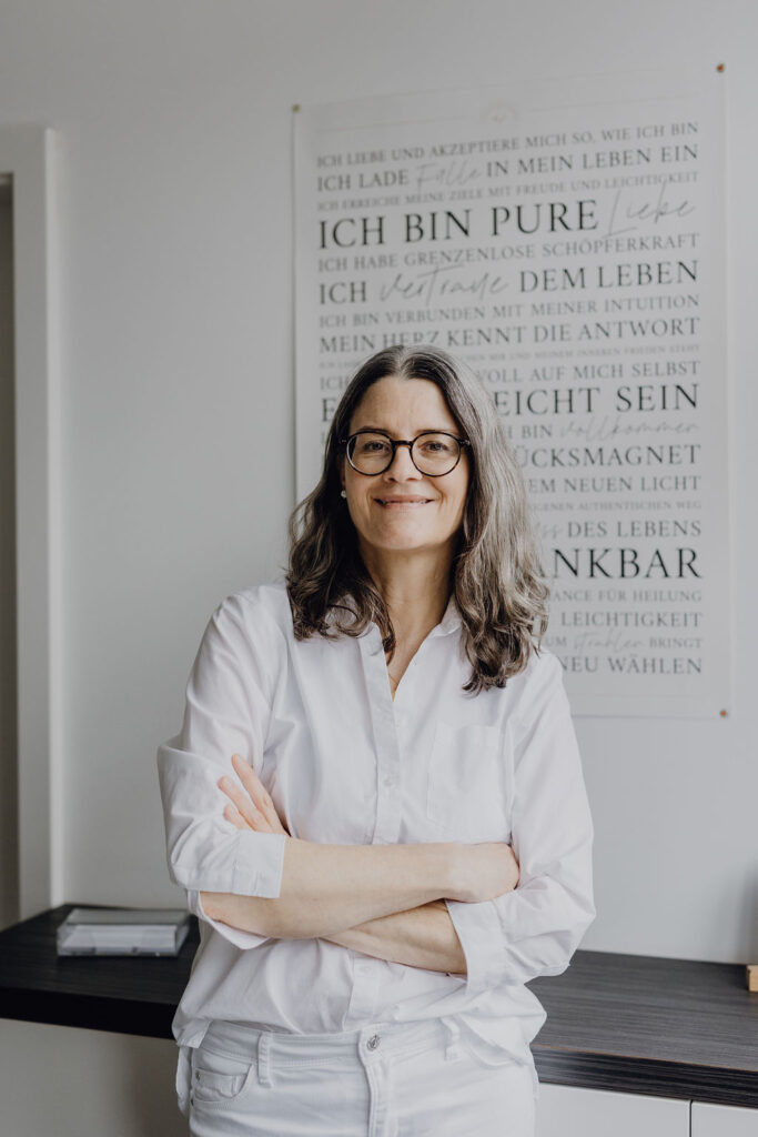 Portrait von Christine Eberle im Behandlungszimmer