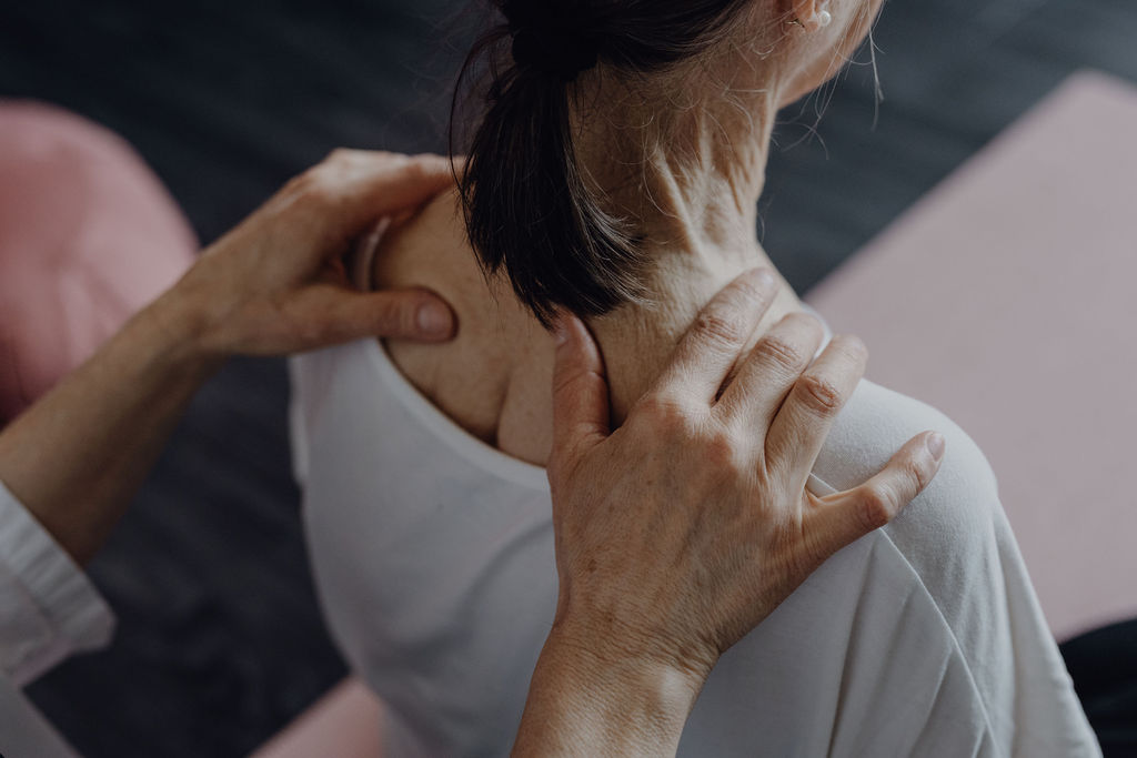 Massage einer Patientin - Sicht von hinten.
