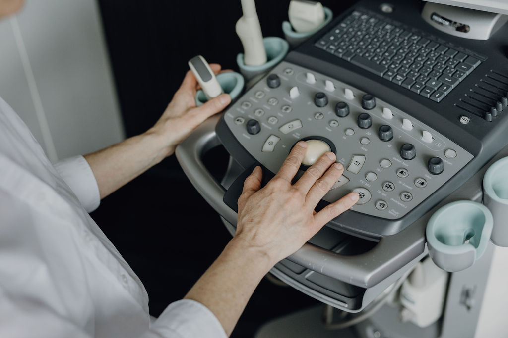 Aufnahme des Ultraschallger&auml;ts w&auml;hrend der Untersuchung